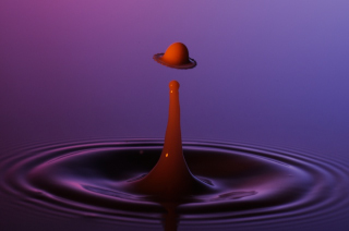 Tropfen in Wasser (153)