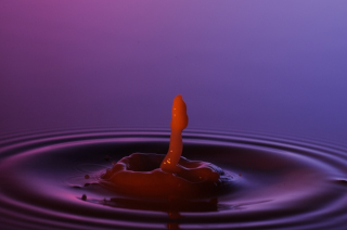Tropfen in Wasser (170)