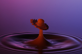 Tropfen in Wasser (176)