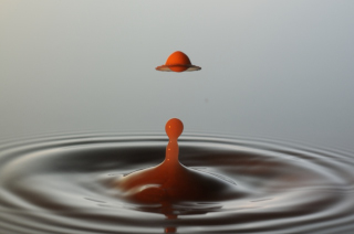 Tropfen in Wasser (227)