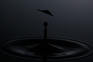 Tropfen in Wasser (247)