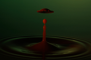 Tropfen in Wasser (258)
