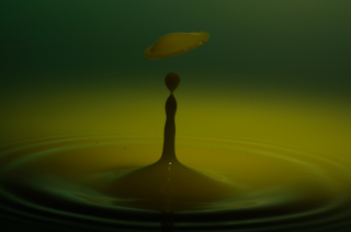 Tropfen in Wasser (279)