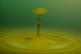 Tropfen in Wasser (291)