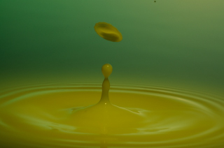 Tropfen in Wasser (295)