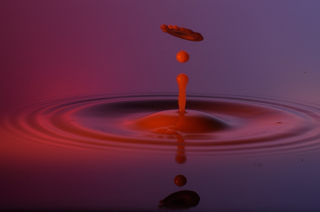 Tropfen in Wasser (340)