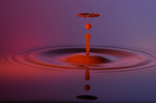 Tropfen in Wasser (342)
