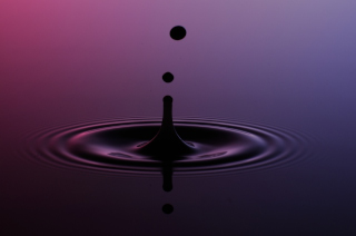 Tropfen in Wasser (352)