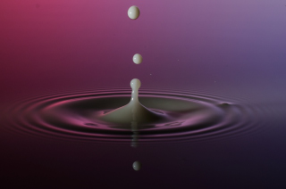 Tropfen in Wasser (377)
