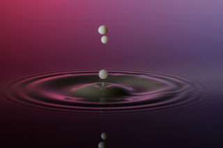 Tropfen in Wasser (382)