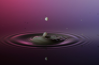 Tropfen in Wasser (413)