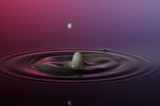 Tropfen in Wasser (428)