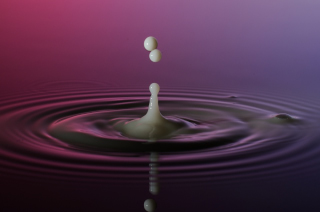 Tropfen in Wasser (435)