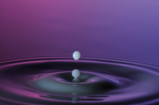 Tropfen in Wasser / Drops in water